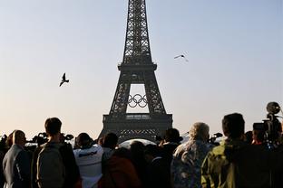 六台：巴萨球迷在巴黎下榻酒店外放烟花，此前巴萨在巴黎也被骚扰